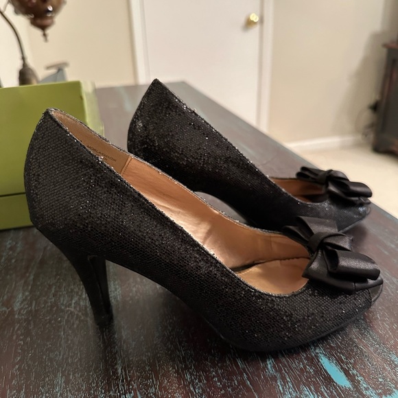NIB. Black glitter peep toe pumps with Satin bow. Great for formals or prom - Picture 2 of 8